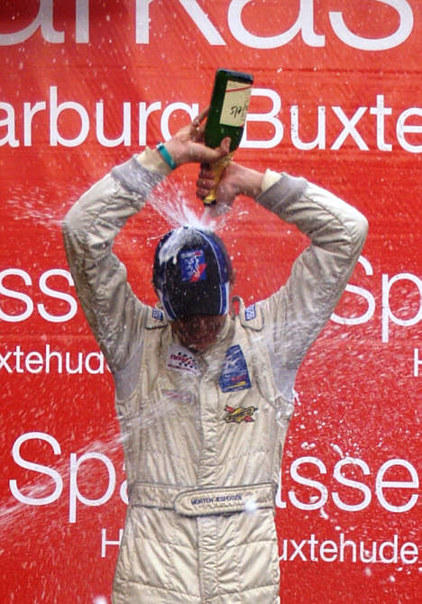Morten Jespersen tager et velfortjent brusebad i sejrs-champagnen på Estering.